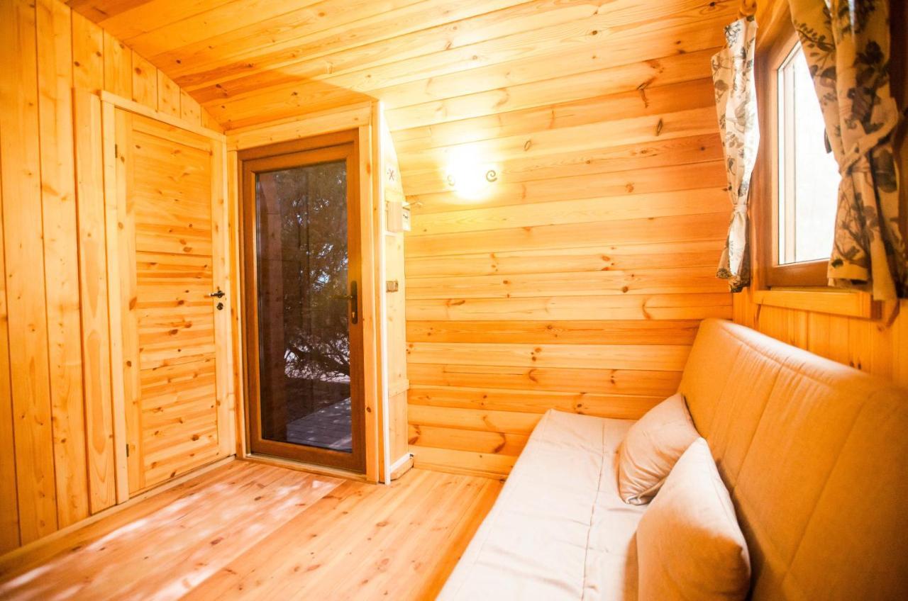 אל מדאנו Eco-Wooden Houses Camping Montana Roja מראה חיצוני תמונה