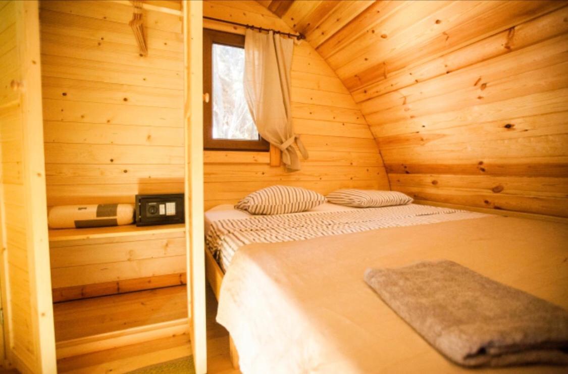 אל מדאנו Eco-Wooden Houses Camping Montana Roja מראה חיצוני תמונה