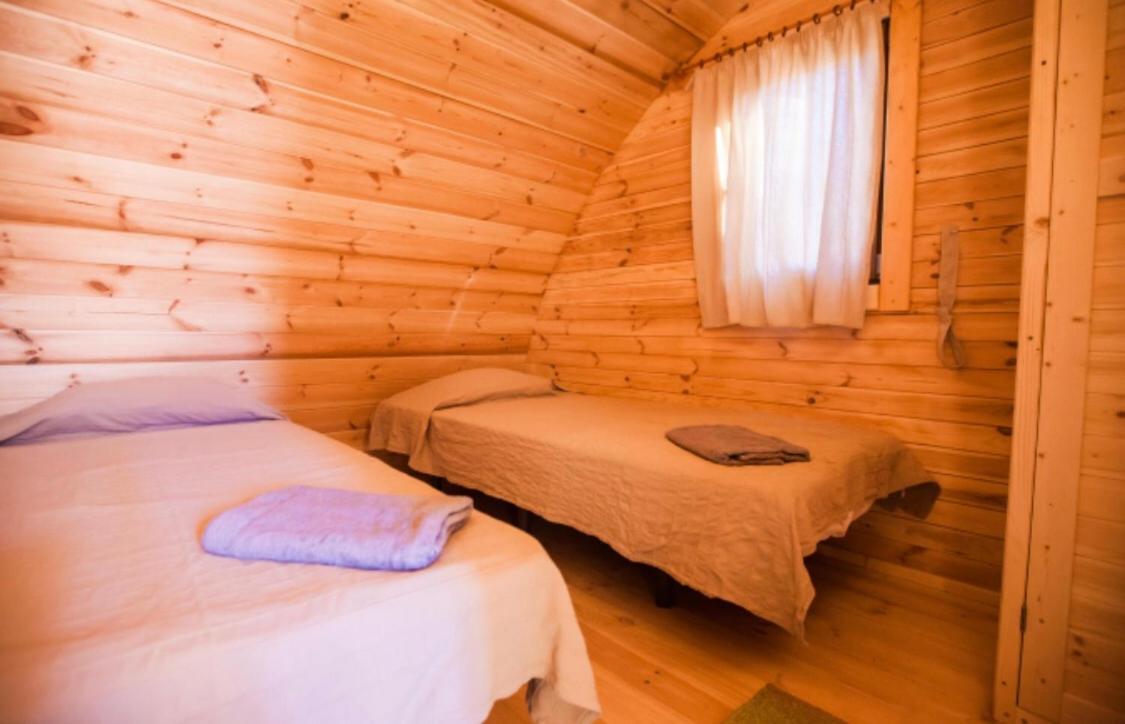 אל מדאנו Eco-Wooden Houses Camping Montana Roja מראה חיצוני תמונה