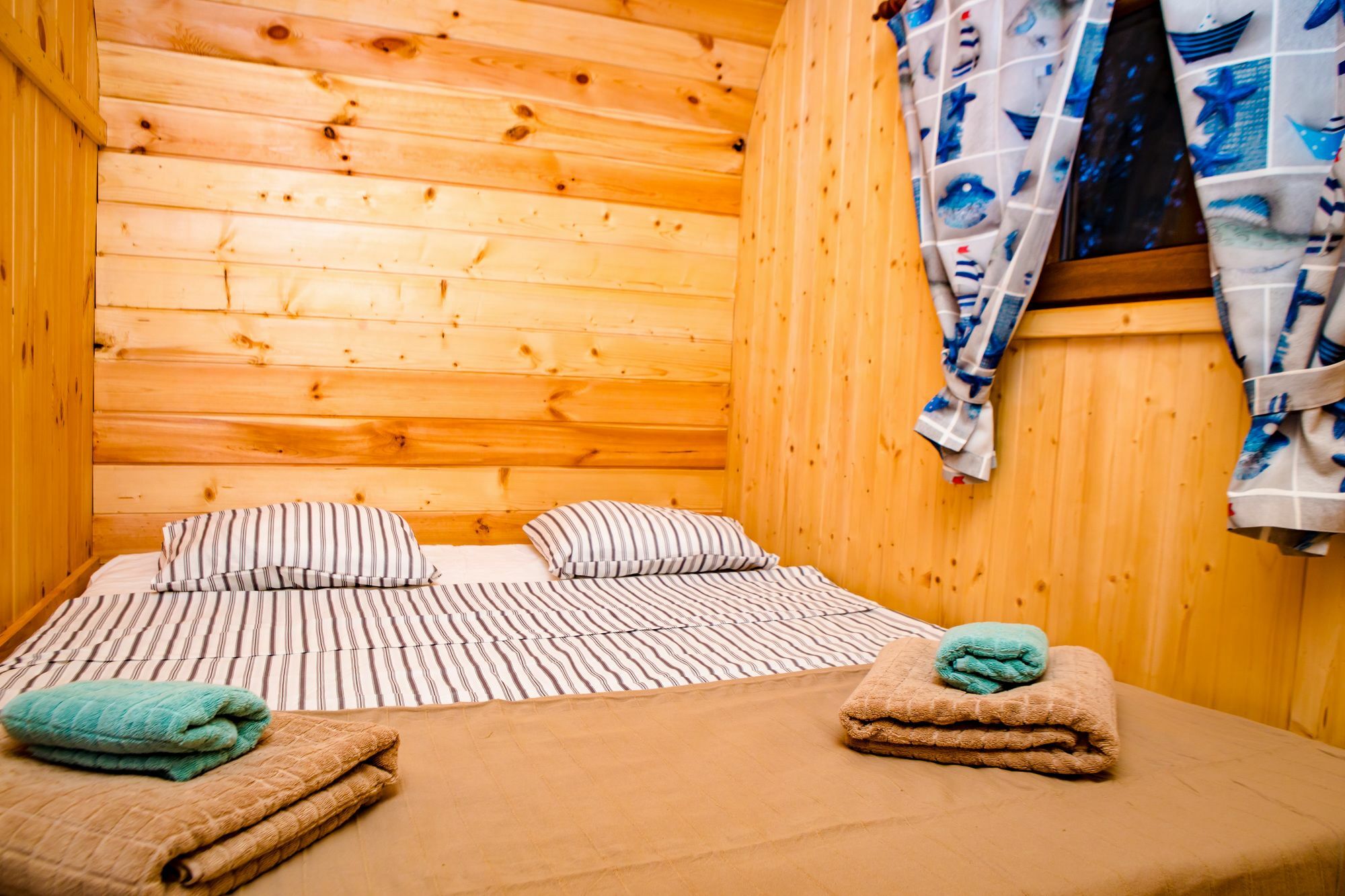 אל מדאנו Eco-Wooden Houses Camping Montana Roja מראה חיצוני תמונה